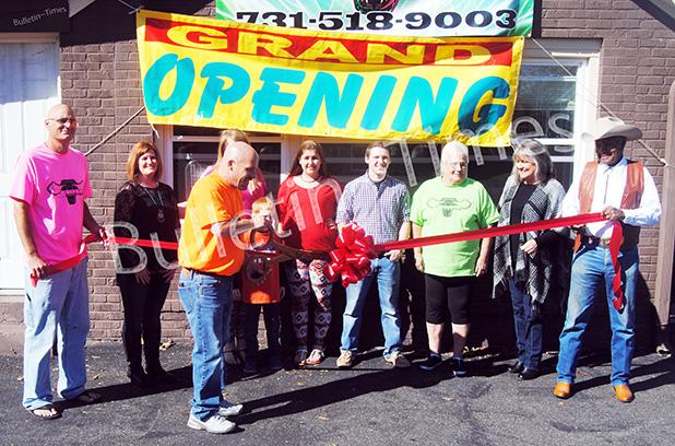  Greg Diffee (center) cuts the ribbon on his new store Joose Vapors