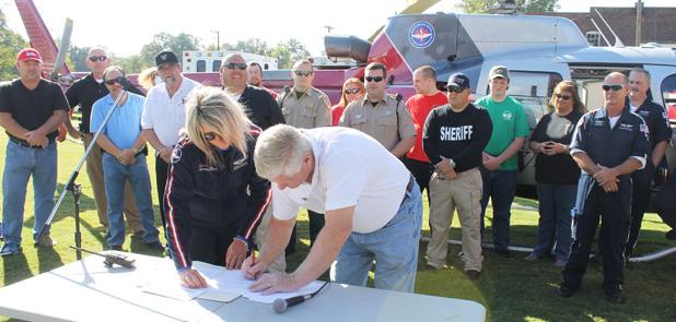 Hardeman County Mayor Jimmy Sain signed the contract on Saturday, October 18, with Hospital Wing to provide membership services for every Hardeman County citizen at no cost to the citizen. The services will be provided through the county’s drug fund and, in the event any citizen needs the services of air medical transport, the citizen will not be billed for any of the services. 