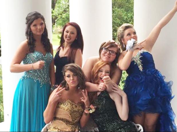 A night to remember Students gather at The Columns in Bolivar to take pictures