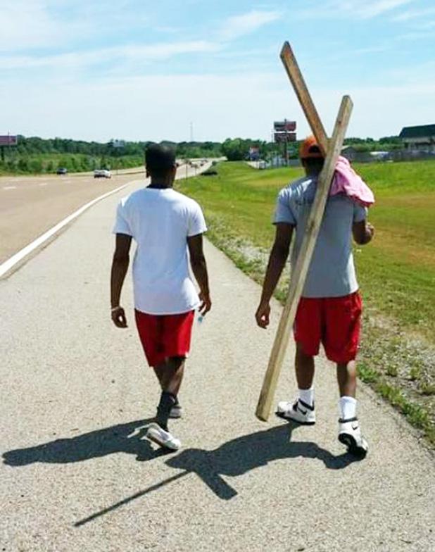 Teen carries cross from Dyer to Jackson Zachary Eskew, 19, carried a wooden cross from Dyer to Jackson on Saturday. The journey was inspired by The Passion of the Christ.