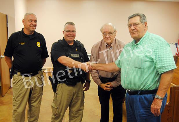 Whiteville to honor Tommy Naylor for saving life Whiteville Police Commissioner, Richard Hamilton congratulates officer Tommy Naylor for a job well done. (l-r): Steven Stanley (Whiteville Police Chief), Officer Tommy Naylor, James Bellar, (Whiteville Mayor), Richard Hamilton, (Whiteville Police Commissioner).