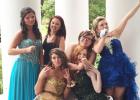 Students gather at The Columns in Bolivar to take pictures